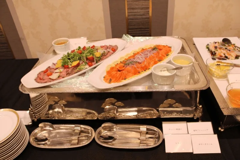 ホテルの会場に並んだ豪華な料理