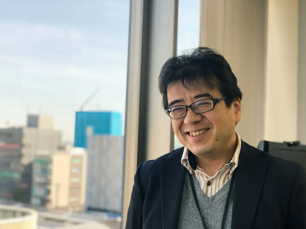 笑顔で話す採用担当者
