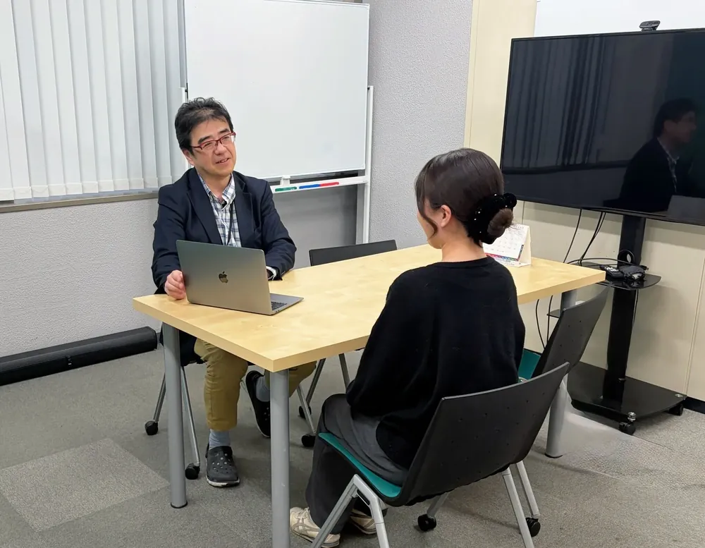 上司と1対1で面談する社員