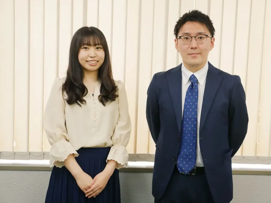 スーツ姿の若手社員2人