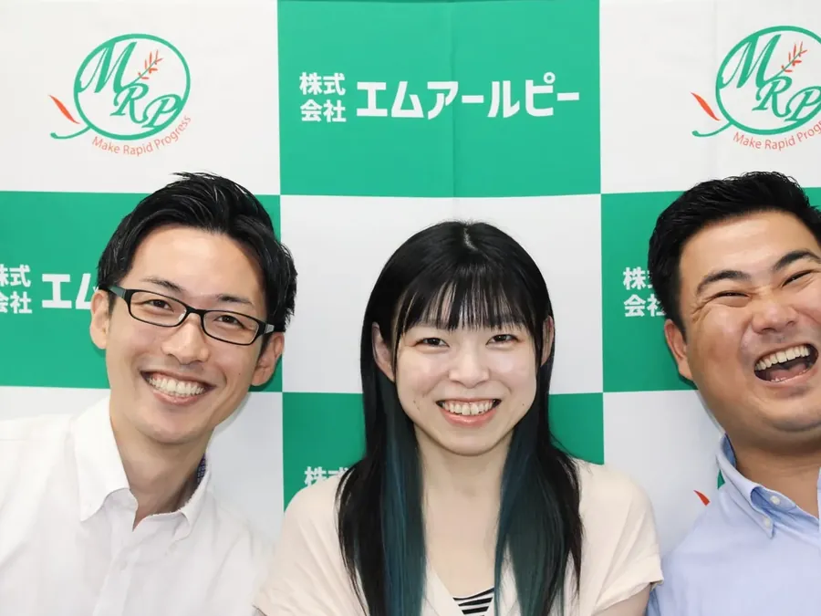 笑顔の社員3人