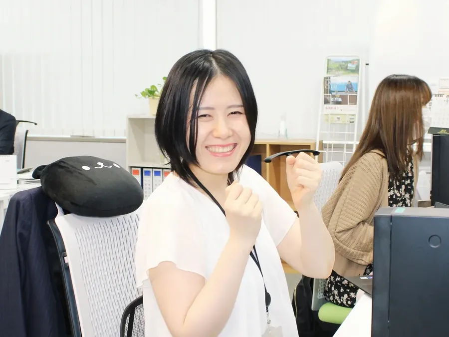 オフィスで笑顔を見せる社員