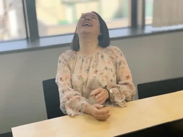 大笑いする社員