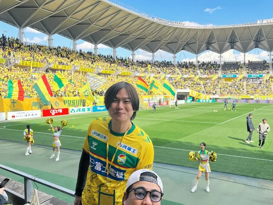 スタジアムでジェフユナイテッドを応援する社員