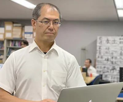 ノートパソコンで作業するアプリケーション開発の社員