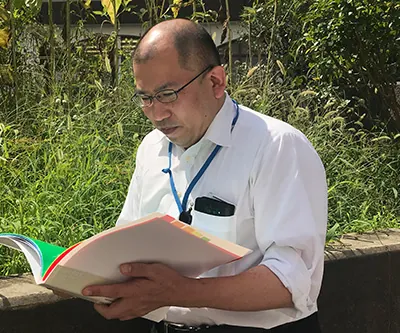 書類を確認するインフラ基盤構築の社員