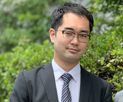 スーツ姿のソリューション営業の社員