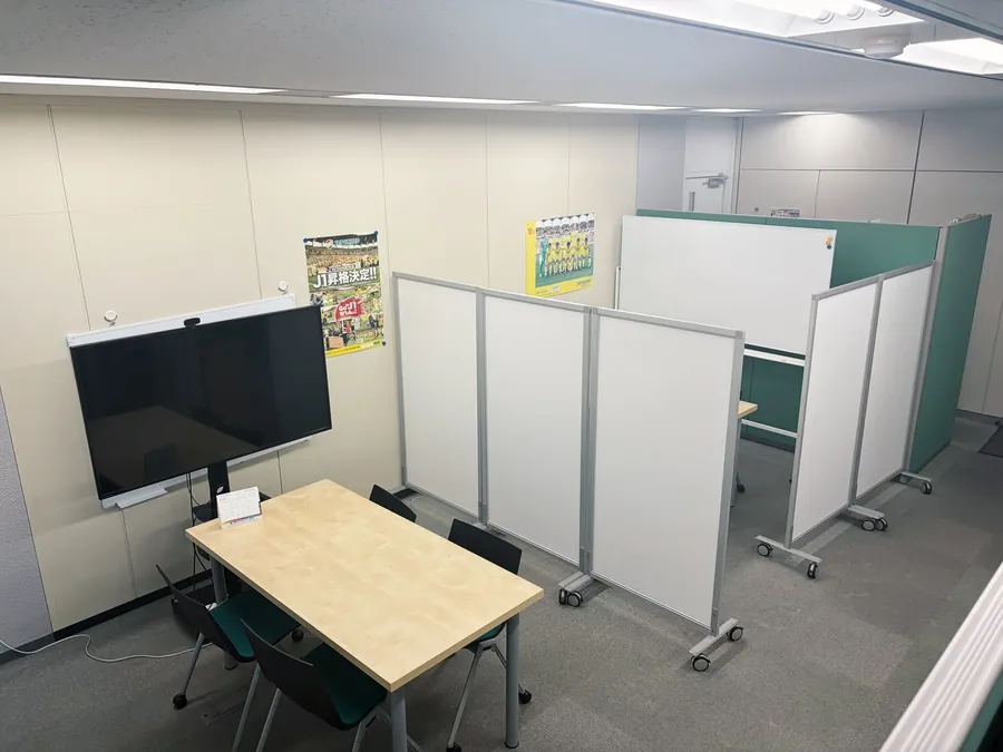 大型モニターのある打ち合わせスペース