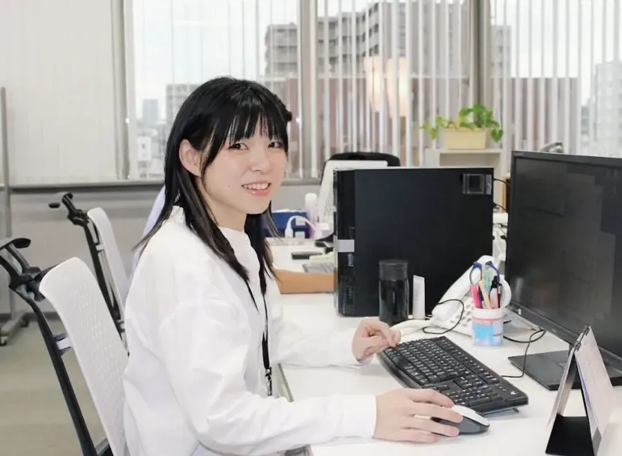 デュアルモニターで仕事をする社員