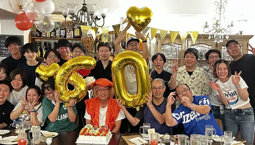 25周年の社員旅行で集まった大勢の社員
